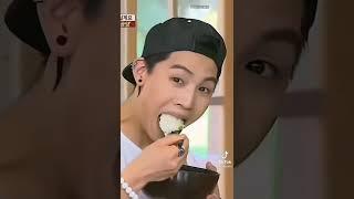 GOT7 Faces When THEY were asked to EAT without Showing their TEETH Omoo 