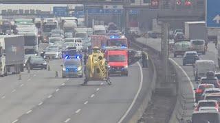 LKW kollidiert mit PKW - PKW überschlägt sich - Fahrer verletzt auf A3 in Köln am 28.02.25