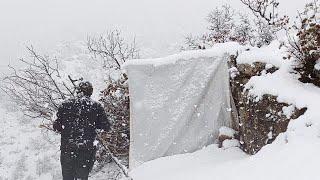 Easy shelter construction with a tarpaulin tent on the edge of the cliff ,snowstorm, survival