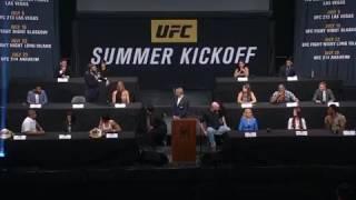 Бойцы UFC набросились друг на друга.На пресс-конференции.