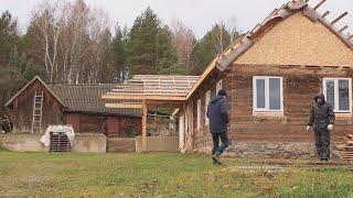 We cover the roof despite the extreme cold and snow. Life in the Belarusian village