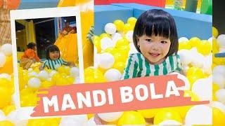 Malca Mandi Bola di Taman Bermain Anak