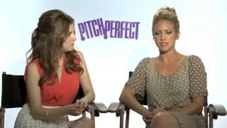 Actresses of Pitch Perfect talk to reporter Fabio Borges