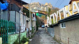 Невероятная Алупка прекрасна в любое время года. Алупка сегодня. Старые здания в Алупке.