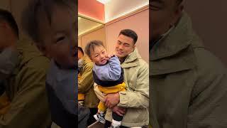 短暂的父子时光宝爸带娃 陪伴是无法替代的 期待下次相聚