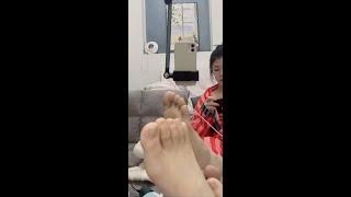 Asian girl natural toes