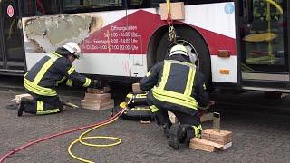 Person unter Bus eingeklemmt - Übung + Vorstellung neuer Rüstwagen Feuerwehr Bonn am 8.04.22 + O-Ton