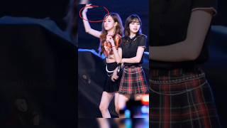 At that time Lisa's fault because Jennie rose and jisoo were doing the same like rose