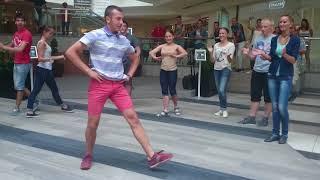 Golden Gates in USA 2015 Summer - Flashmob at Ann Arbor MI Shopping Mall