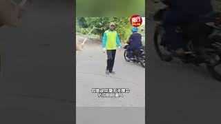 垃圾车停门前 女子持棍驱赶