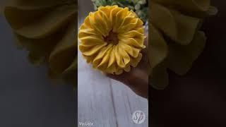 Blooming Brilliance: Pipe Perfect Sunflower Cupcakes with Wilton 124!