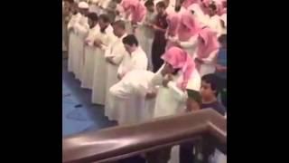 Jinn (Demon) leaving someone's body in Salaah (prayer) during the recitation of the Shaykh