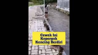 Viral !! Cewek pipis sambil berdiri