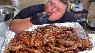 Houge cooked 3 kg of pig intestines and ate them with a green onion, so tasty