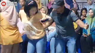 VIRAL TERBARU‼️OM KUMIS DI GOYANG TANTE CANTIK AUTO BIKIN NEMPEL