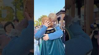 Anna trying to surprise Kristoff is the cutest thing ever #truelove #disneyland #frozen