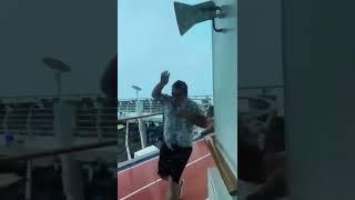 Круизный лайнер Independance of the Seas попал в шторм во Флориде