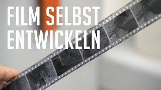 Analogen Schwarzweiß-Film selbst entwickeln mit Oliver Rolf