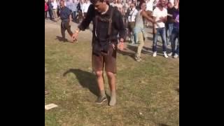мужик пьяный пытается надеть