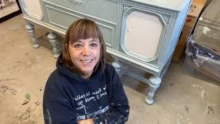 Kim Rowe blending with Evolution Farmhouse Paint