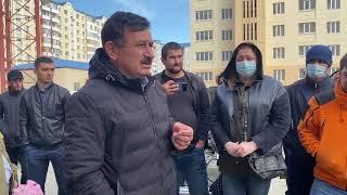 В Каспийске люди собрались у дома убитой Калимат Омаровой