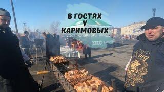 Наурыз мы жарим шашлык на площади. Нас топит