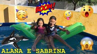 SABRINA E ALANA COM COLCHÃO NA PISCINA