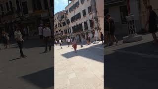 Artista di strada suona a Venezia "The sound of the silence" in campo San Rocco.