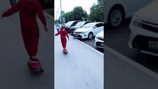 Маруся учится делать трюки на pennyboard