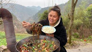 今天做一锅美味的蒜苗炒蕨菜吃过瘾 Today, pick some garlic sprouts and stir fry fern vegetables to eat