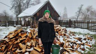 How a Woman Lives in a remote village in Ukraine! Cooking a traditional Dinner