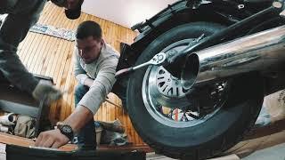 Снятие заднего колеса Suzuki 1400 INTRUDER