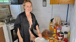 Sausage sandwich for breakfast. Cooking show. Uruguay. Mila naturist.