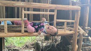 Single mother, 15 years old - Single mother builds a fence for the house