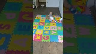 Малыш и робот-пылесос.Смешные дети.Reaction of a 5 month old baby to a robot vacuum cleaner.