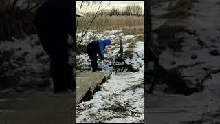 Зимой в деревню за водой на родник