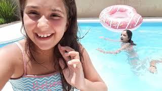 BRINCANDO NA PISCINA