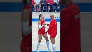 Melissa Vargas ve Hande Baladın maç önü ritüeli️ #vargas #volleyball #sports #beauty