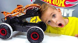 Vlad y Niki se divierten con los nuevos juguetes Hot Wheels Monster Truck RC