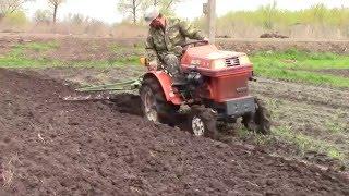 Kubota В10 с двухкорпусным плугом