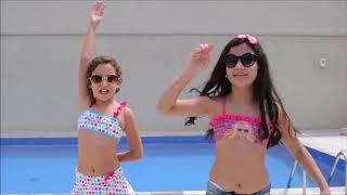 Sophia e Isabella Carinha de Anjo Brincando na Piscina