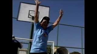 Idosa jogando basquete, arremessa bola de costas na cesta e acerta, incrivel!