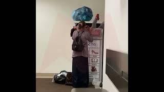 Москве цыганка засунула своего ребёнка в благотворительный ящик для вещей, чтобы тот их вытаскивал.
