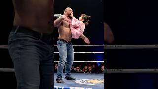 The six-year-old kid went all out, and the strong man was beaten up in a sorry state #kungfu #fight