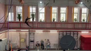 Воздушная гимнастка на трапеции Кристина Ермолинская. Trapeze trapeze artist Kristina Ermolinskaya