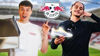 Ich schenke Xavi Simons Fußballschuhe (Er spielt sie!!)