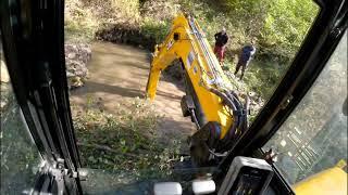 PROBLEME LA IZVORUL DIN PĂDURE NU REUȘIM SA SCOATEM APA CU CUPA DE LA EXCAVATOR JCB 3CX!