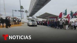 Miles de mexicanos regresan en caravana a su país para pasar las fiestas | Noticias Telemundo