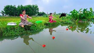 Fishing Video || Two Beautiful Lady Fishing Happily In Monsoon Weather Using Four sticks Techniques