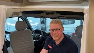 Søren viser Ahorn Camp T 690 Plus autocamper hos Jysk Caravan Center